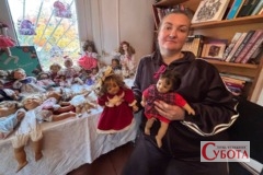 Ольга Сопруненко з колекційними ляльками. Малинська громада, Житомирщина