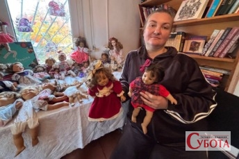 Ольга Сопруненко з колекційними ляльками. Малинська громада, Житомирщина