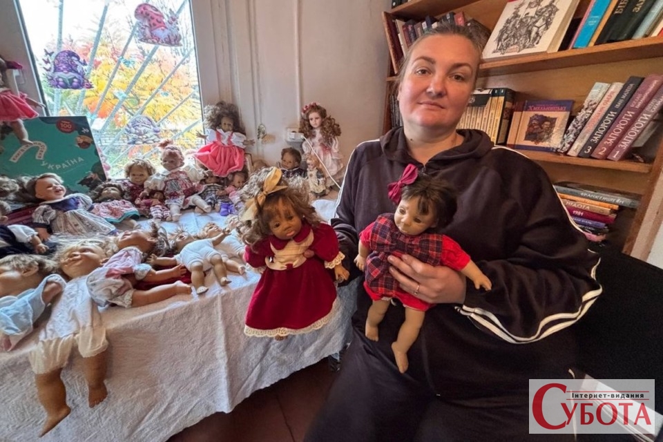 Ольга Сопруненко з колекційними ляльками. Малинська громада, Житомирщина