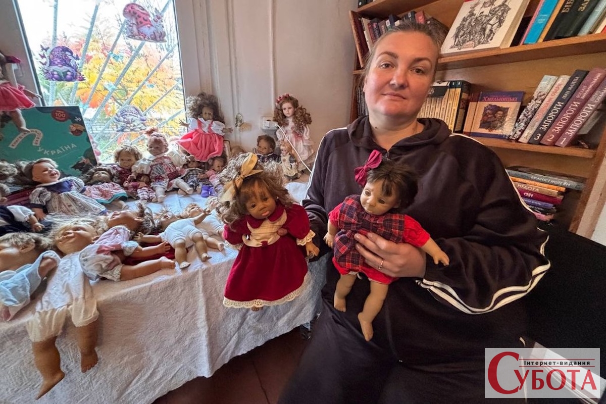 Ольга Сопруненко з колекційними ляльками. Малинська громада, Житомирщина