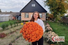 Людмила Прохніцька з хризантемами. Жубровичі