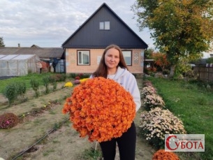 Людмила Прохніцька з хризантемами. Жубровичі