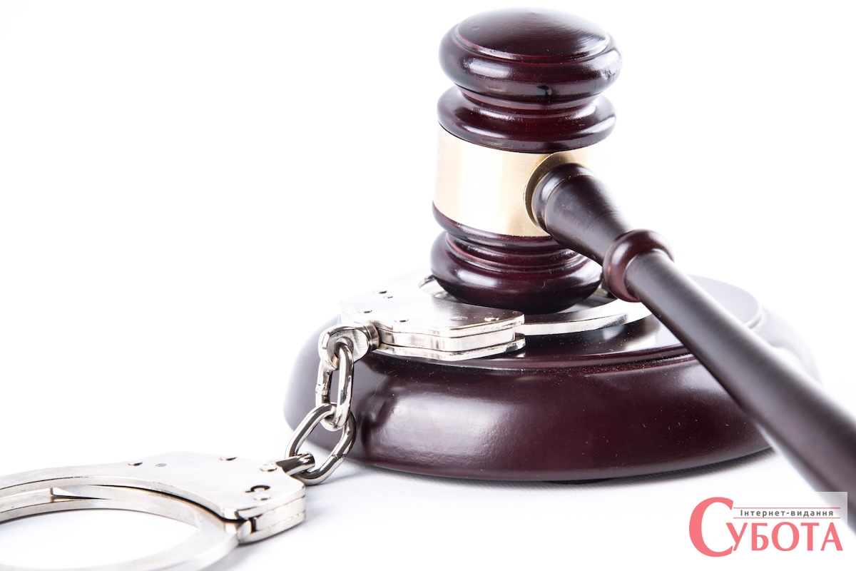 Judge gavel and handcuffs 14612908610bQ