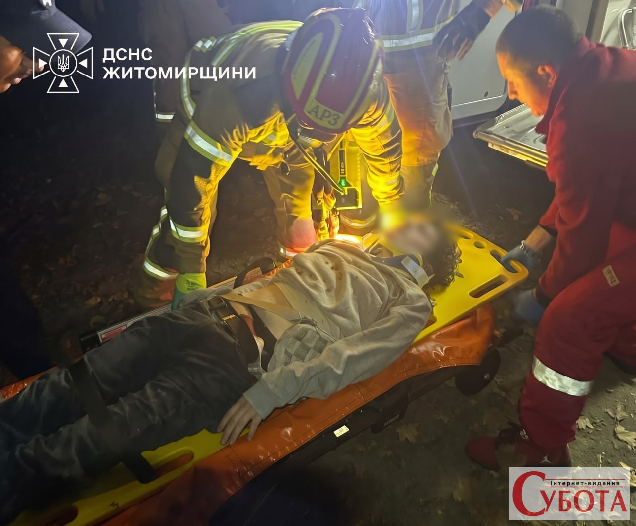 У Житомирі 18-річний хлопець зірвався з пішохідного мосту: його рятували з 10-метрової прірви