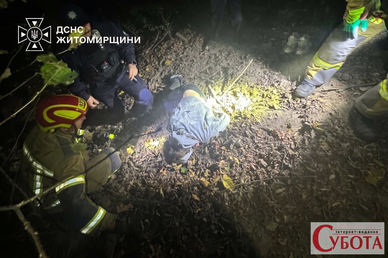 У Житомирі 18-річний хлопець зірвався з пішохідного мосту: його рятували з 10-метрової прірви — фото 1