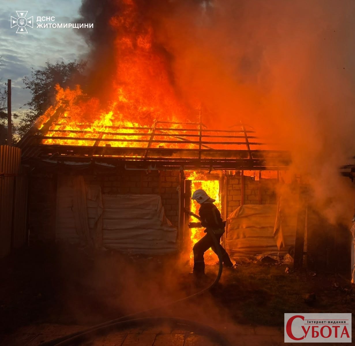 В Олевську згорів гараж із квадроциклом: рятувальники відбили вогонь від житлового будинку