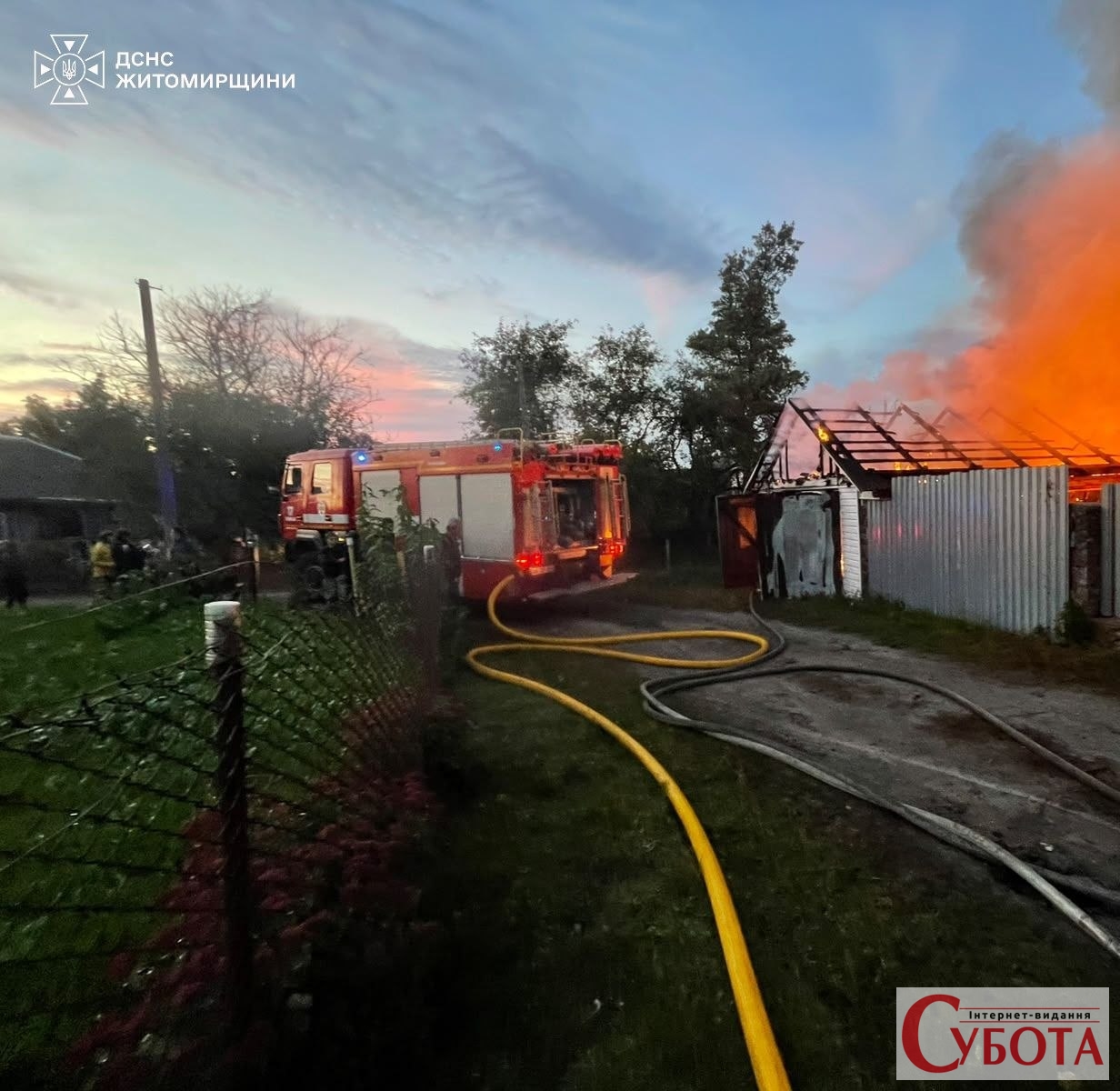 В Олевську згорів гараж із квадроциклом: рятувальники відбили вогонь від житлового будинку — фото 2