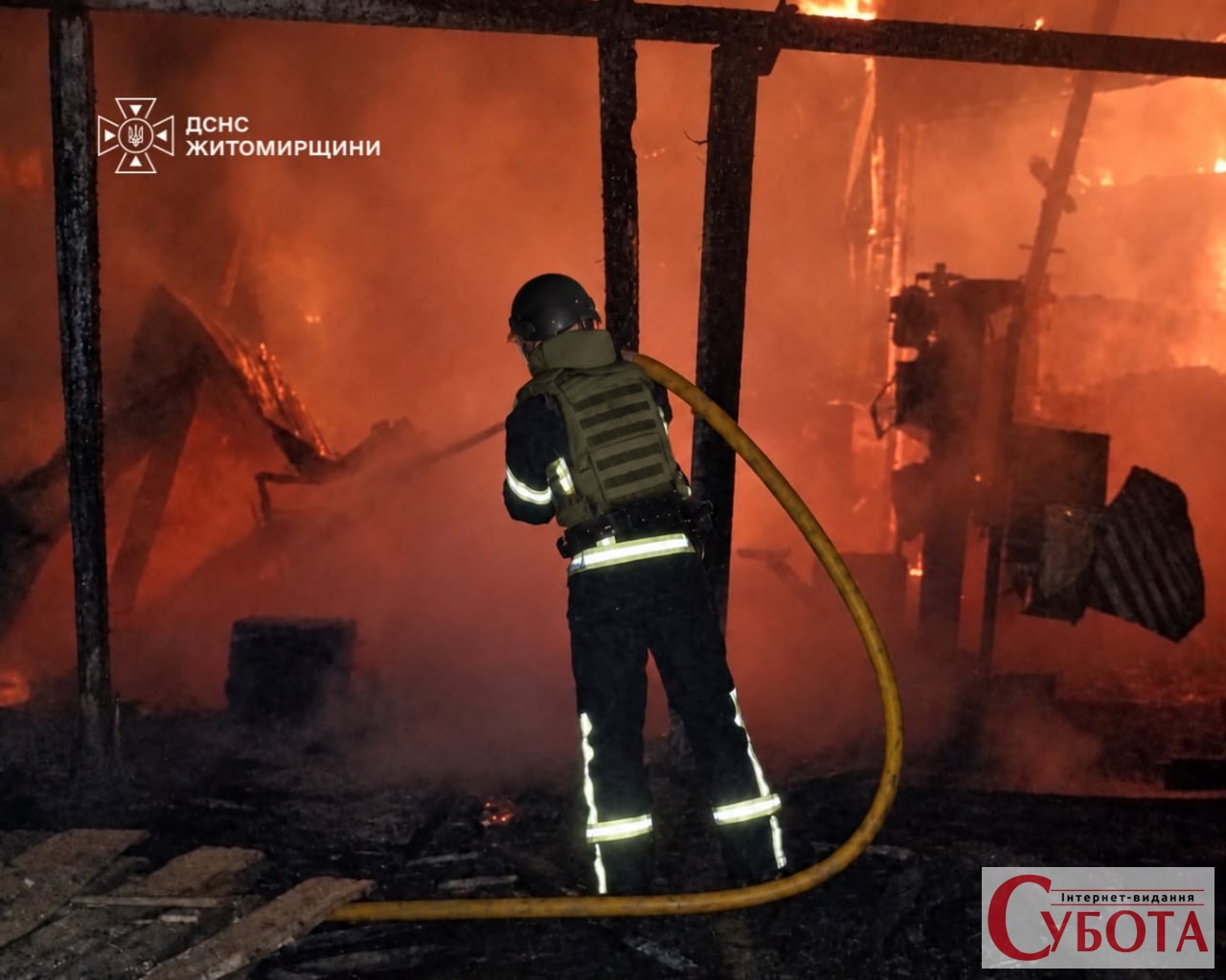 У Коростенській громаді після нічної атаки горіло підприємство: рятувальників відводили через тривоги — фото 2