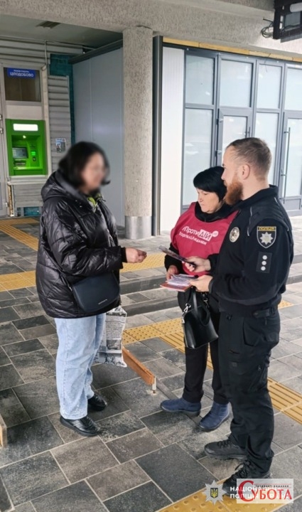 На автовокзалі Житомира поліцейські попереджали пасажирів про небезпеку торгівлі людьми — фото 3